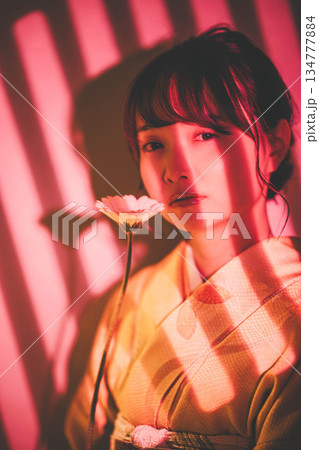 着物を着た若い女性 134777884