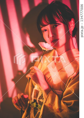 着物を着た若い女性 着物を着た若い女性 134777886