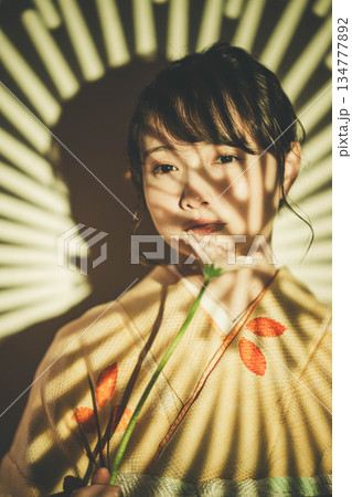 着物を着た若い女性 着物を着た若い女性 134777892