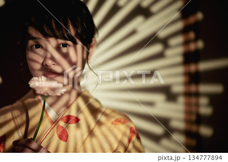 着物を着た若い女性 134777894