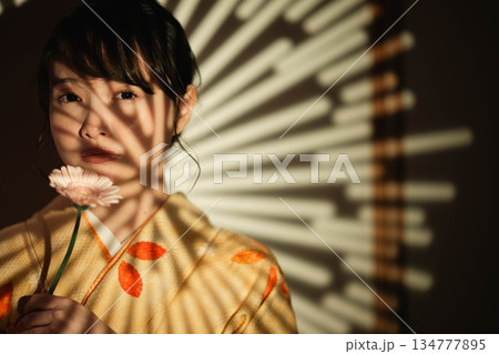 着物を着た若い女性 134777895