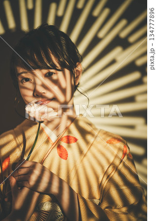 着物を着た若い女性 134777896