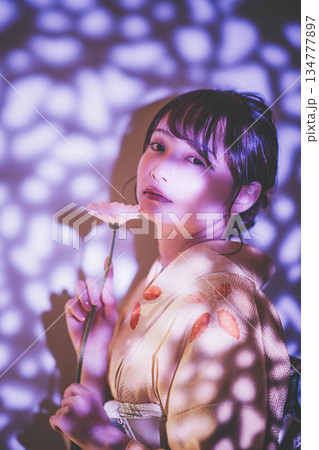 着物を着た若い女性 着物を着た若い女性 134777897