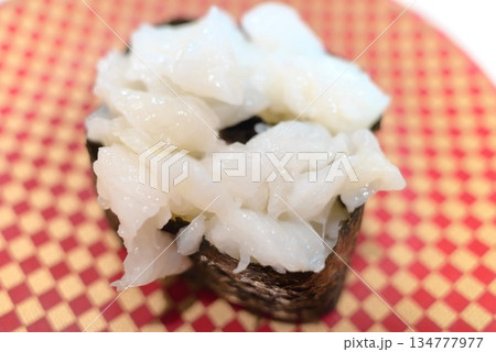 回転寿司の皿に乗った脂の乗った新鮮なえんがわの軍艦巻き 回転寿司の皿に乗った脂の乗った新鮮なえんがわの軍艦巻き 134777977