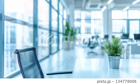 観葉植物のある開放的なオフィス空間をぼかして表現したビジネス背景素材 134778006