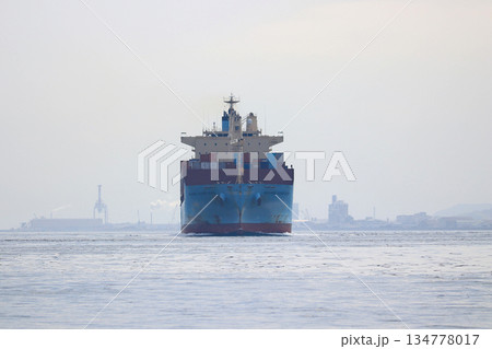 来島海峡を航行するコンテナ船 134778017