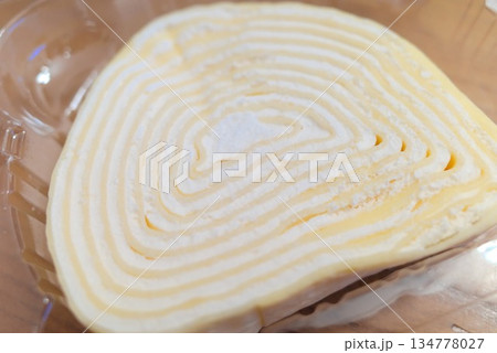幾重にも重なる層が美しいミルクレープの断面と断面図のような幾何学模様 134778027