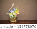 インテリア用の華やかな造花のカゴ盛り 134778070
