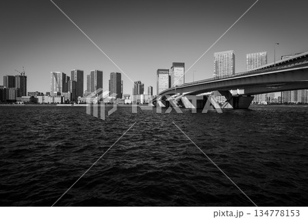 冬の青空と豊洲から見た晴海　晴海運河　東京都江東区豊洲 134778153