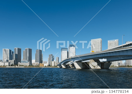 冬の青空と豊洲から見た晴海　晴海運河　東京都江東区豊洲 134778154