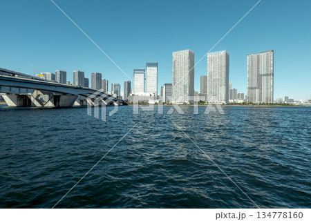 冬の青空と豊洲から見た晴海　晴海運河　東京都江東区豊洲 134778160