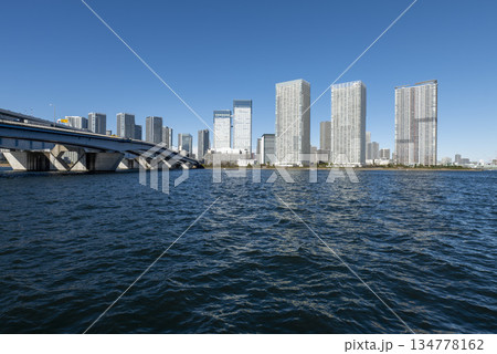 冬の青空と豊洲から見た晴海　晴海運河　東京都江東区豊洲 134778162