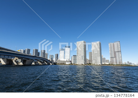 冬の青空と豊洲から見た晴海 晴海運河 東京都江東区豊洲 冬の青空と豊洲から見た晴海 晴海運河 東京都江東区豊洲 134778164