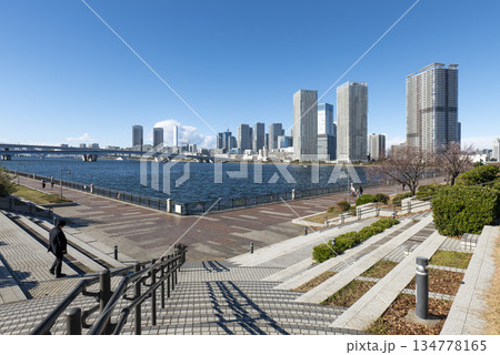 冬の青空と豊洲から見た晴海　晴海運河　東京都江東区豊洲 134778165