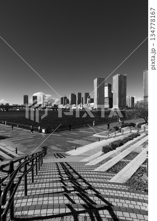 冬の青空と豊洲から見た晴海　晴海運河　東京都江東区豊洲 134778167