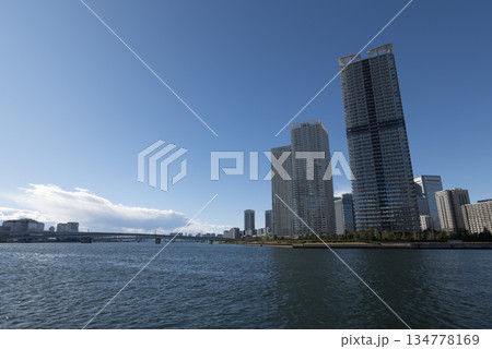冬の青空と豊洲から見た晴海　晴海運河　東京都江東区豊洲 134778169