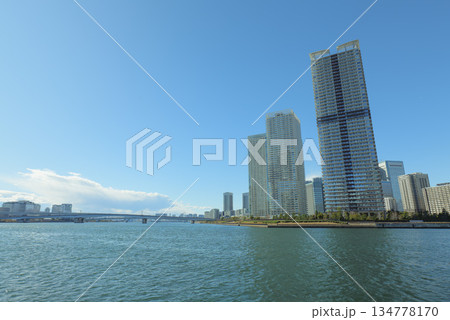 冬の青空と豊洲から見た晴海　晴海運河　東京都江東区豊洲 134778170