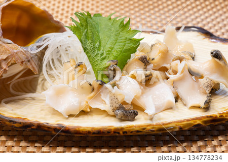 北海道産つぶ貝の美味しい刺身 134778234