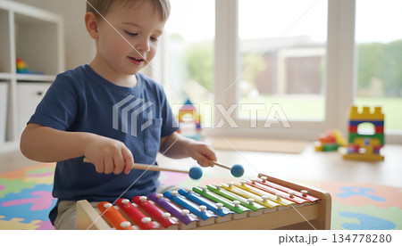 カラフルな木琴を演奏する子どもの音楽教育 134778280