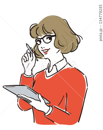 ウエーブヘアでメガネ赤いセーターの女性 134778285