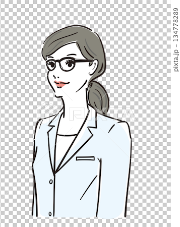 一位頭髮紮起來、戴眼鏡、身穿白大褂的女士 134778289
