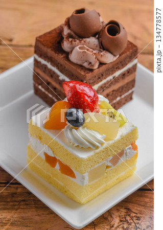 チョコレートとイチゴのショートケーキ 134778577