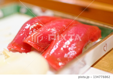 寿司屋でマグロの赤身の握り 寿司屋でマグロの赤身の握り 134778862