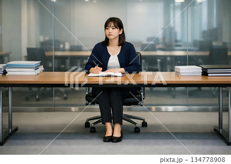 会議中にメモを取る若い女性リーダー 134778908