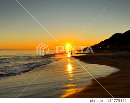 愛知県渥美半島太平洋サーフの夕焼け 134779132