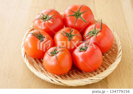 ざるに盛ったトマト 134779156