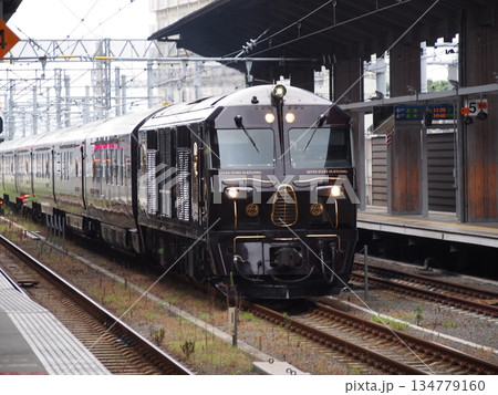JR熊本駅に入線する、クルーズトレイン「ななつ星 in 九州」 134779160