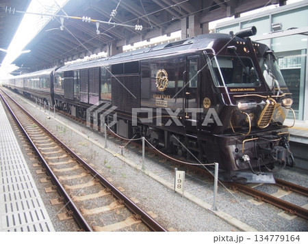 JR熊本駅に入線する、クルーズトレイン「ななつ星 in 九州」 134779164