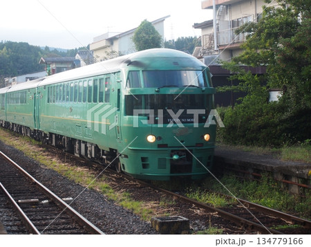 JR豊後森駅に入線する、特急列車「ゆふいんの森号」 134779166