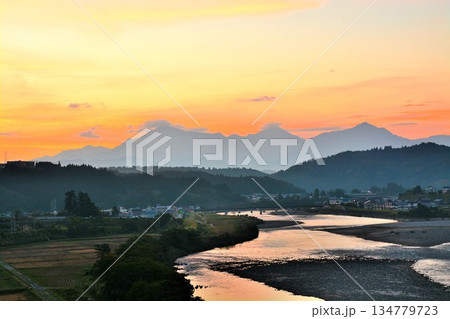 朝焼けの越後三山・信濃川夜明け 朝焼けの越後三山・信濃川夜明け 134779723