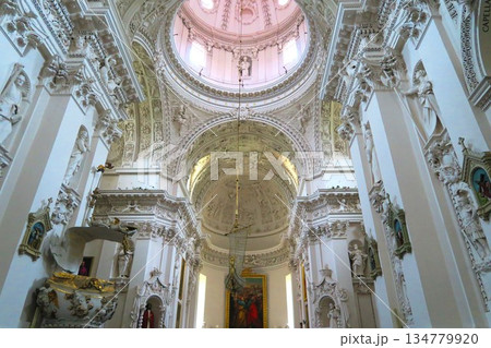 バロックの凍れる音楽「聖ペテロ&パウロ教会」の漆喰彫刻 バロックの凍れる音楽「聖ペテロ&パウロ教会」の漆喰彫刻 134779920