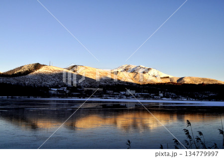 雪山の白樺湖 134779997