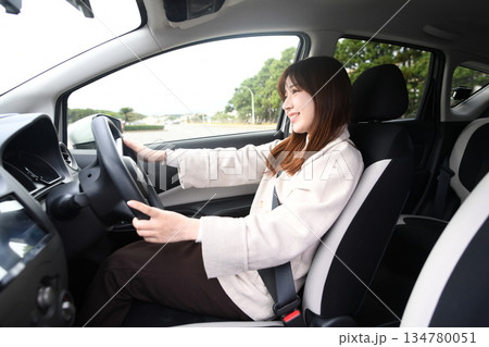 車を運転するアジア人女性のドライブ風景 車を運転するアジア人女性のドライブ風景 134780051