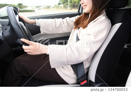 車を運転するアジア人女性のドライブ風景 車を運転するアジア人女性のドライブ風景 134780053