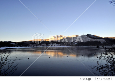 雪山の白樺湖 134780061