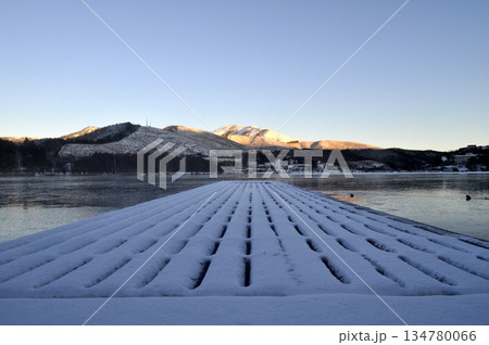 雪山の白樺湖 134780066