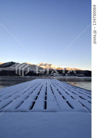 雪山の白樺湖 雪山の白樺湖 134780069