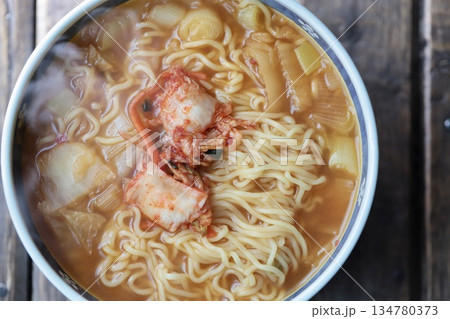キムチを入れて煮込んだインスタント味噌ラーメン キムチを入れて煮込んだインスタント味噌ラーメン 134780373