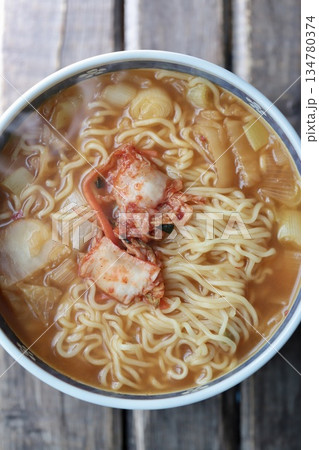 キムチを入れて煮込んだインスタント味噌ラーメン キムチを入れて煮込んだインスタント味噌ラーメン 134780374