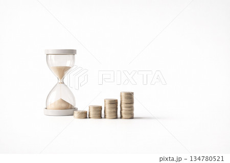 砂時計とコインで表現した時間をかけた資産形成と長期投資のイメージ 134780521