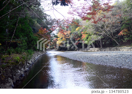 伊勢神宮内宮五十鈴川の御手洗場-2 134780523