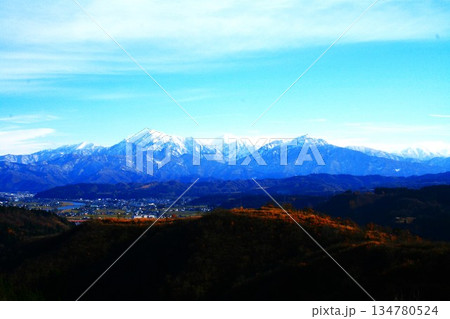 初冬越後里山・冠雪の越後三山 134780524