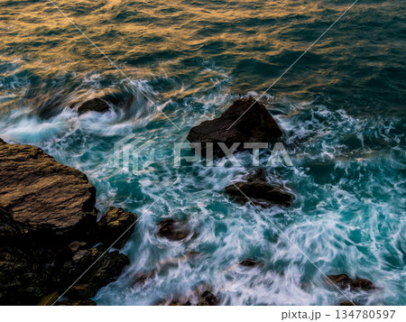 夕暮れの海 134780597