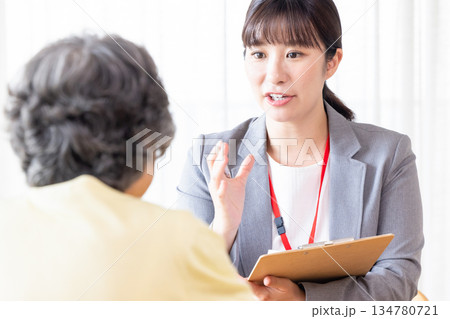 シニア女性に説明するビジネスウーマン 134780721