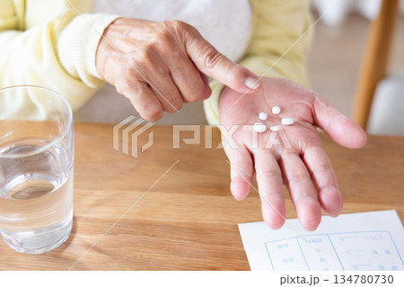 薬を飲むシニア女性 134780730