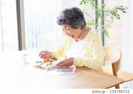 食事をするシニア女性 134780731